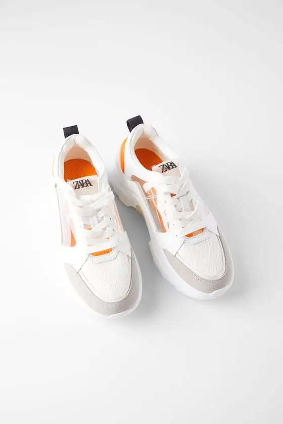 Sapatilha com vinyl, Zara, €39,95