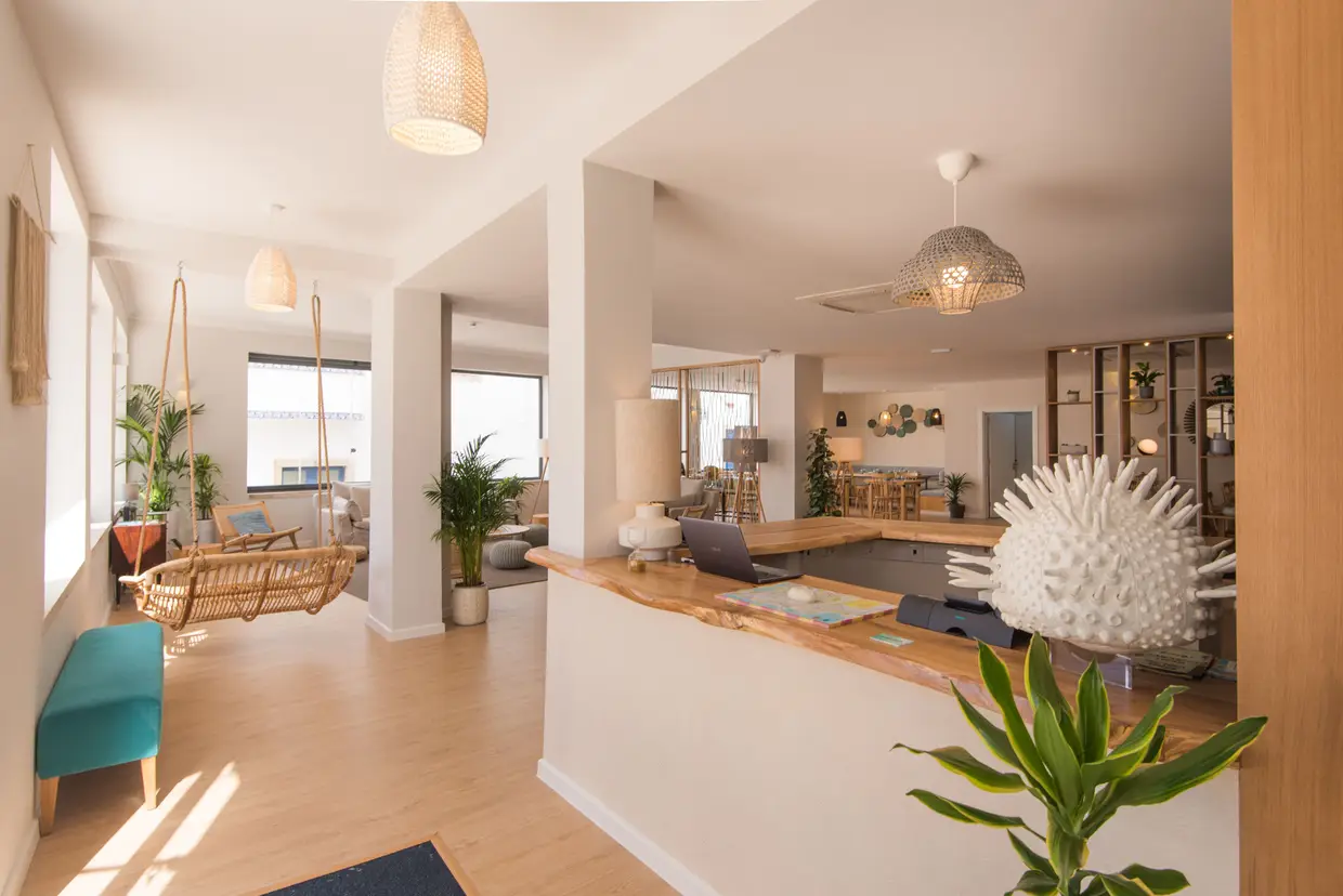 Este Feels Like Home Reserva, que aposta na simplicidade, com alguma sofisticação nos pormenores, funciona como uma excelente alternativa para quem gosta de deambular pela vila