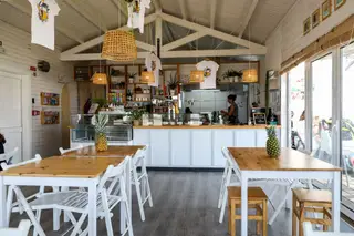 O ambiente descontraído do bar de praia tem atraído os clientes