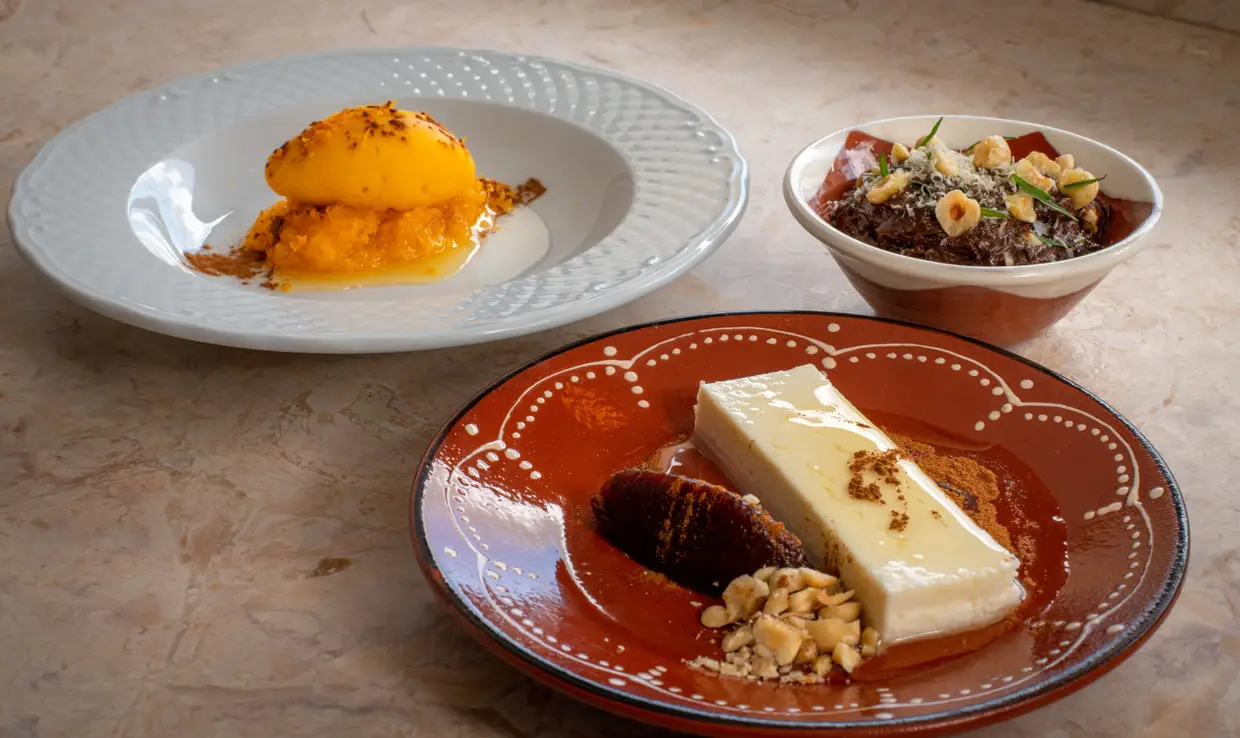 O trio de sobremesas: requeijão com marmelada, encharcada e a mousse de chocolate com hortelã da ribeira e flor de sal