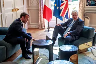 Boris Johnson põe o pé em cima da mesa durante conversa com o presidente francês, mas não é tão mau como pareceu nas redes sociais