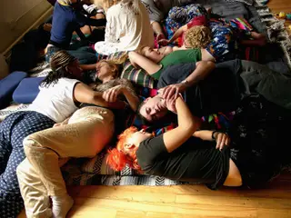 Compram-se amigos e abraços: como a epidemia da solidão se está a tornar um negócio 