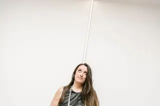 “Eu vou aos ateliers, eles passam por cá, trocamos umas idiotices se for preciso. Quero também que seja um espaço de purga, porque ser artista pode ser um processo muito doloroso”, sublinha Mercedes Cerón, arquiteta e a comandante desta NAVE artística