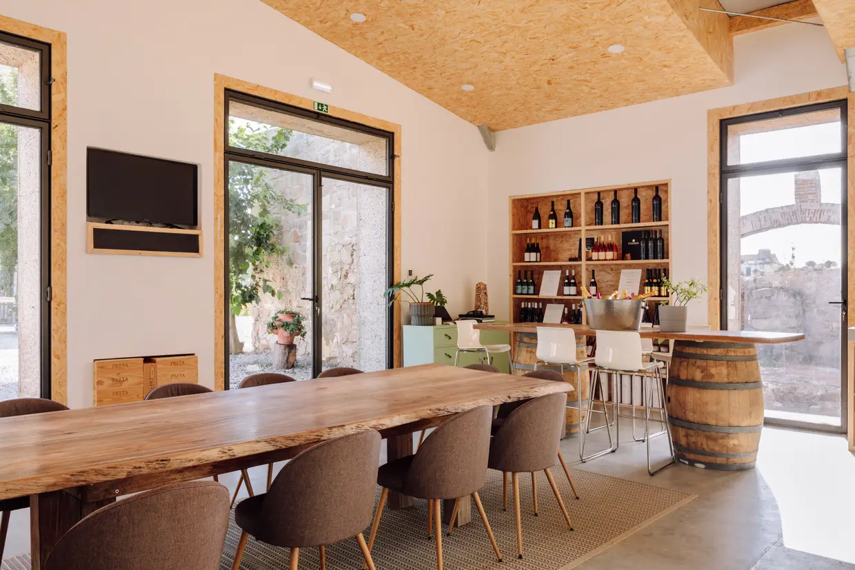 Nesta sala fazem-se diferentes provas, desde cegas a temáticas de vinhos