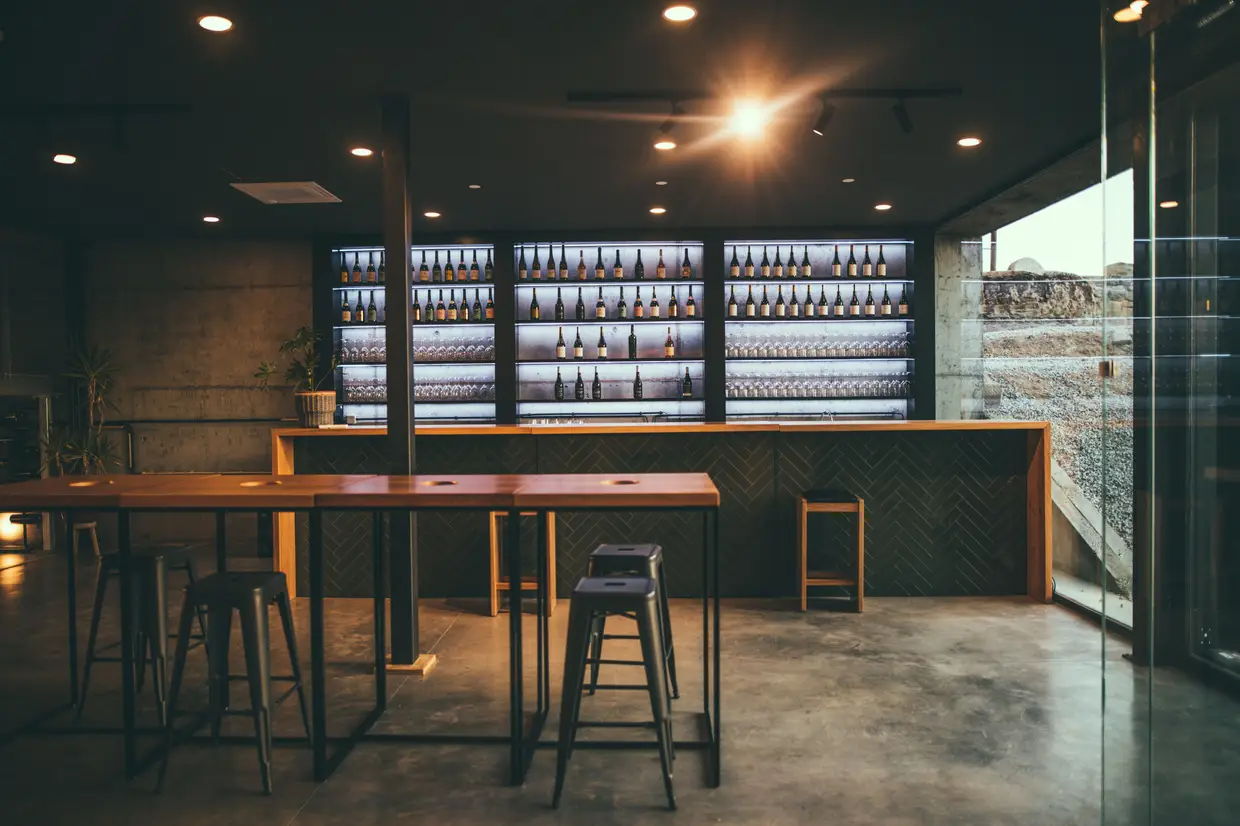 No bar, pode beber-se um dos vinhos produzidos nesta herdade. Existe ainda uma loja com produtos locais, como o mel feito na propriedade e patés de porco preto alentejano
