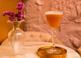 O cocktail Nostalgia é uma das originais propostas, que junta Black Bull, Porto Tawny, pêra com queijo Roquefort e fumo de alecrim
