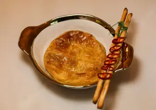 Na ementa, aposta-se na cozinha francesa, como a tarte tatin de foie-gras