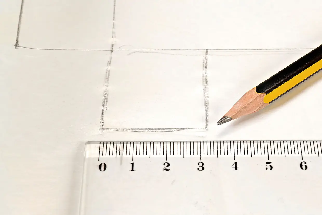 Desenha 4 abas quadradas com 3 cm de lado – uma em cada canto exterior (inferior e superior) das capas do livro. Recorta-as