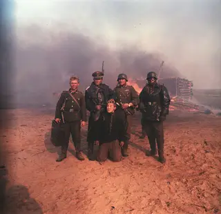 Cerca de 600 aldeias bielorrussas foram incendiadas, juntamente com a população, pelo exército nazi, durante a Segunda Guerra Mundial. Estima--se que mais de dois milhões de bielorrussos morreram nos três anos de ocupação germânica
