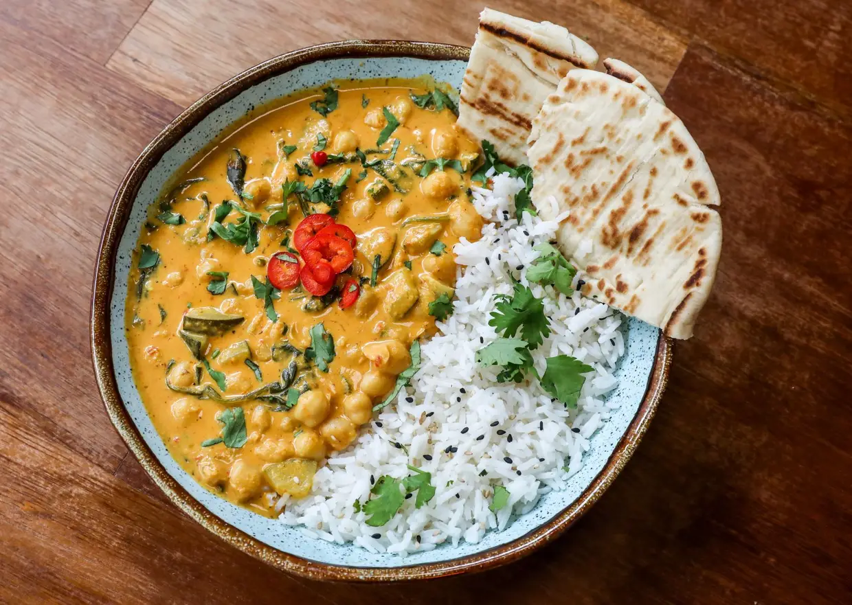 O caril vegan de grão e legumes é um dos novos pratos da carta do Nicolau Porto