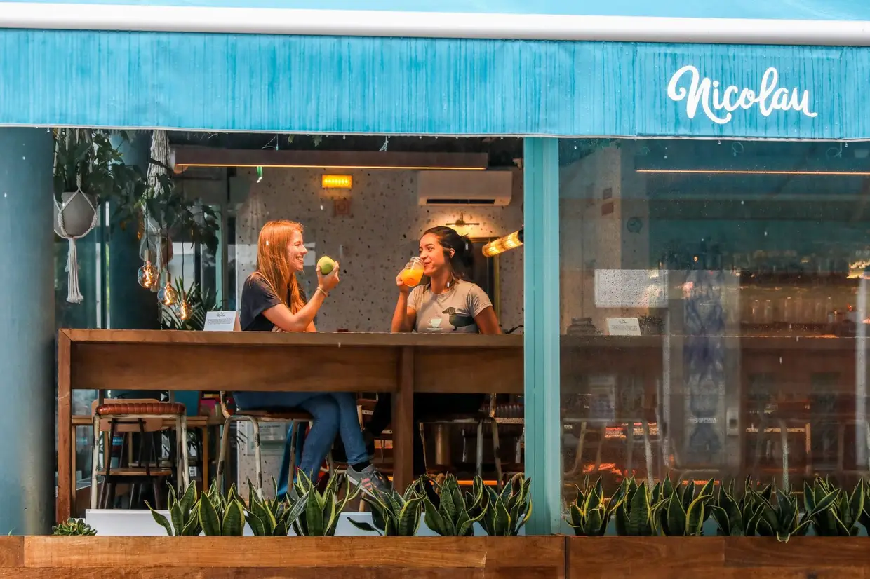Tal como em Lisboa, também no Porto a cafetaria saudável abriu numa esquina, entre a Rua da Conceição e a Rua General Silveira, com as grandes janelas a servirem de montra para o exterior
