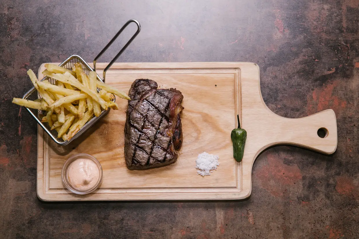 Uma das carnes maturadas à prova, a t-bone, de origem arouquesa