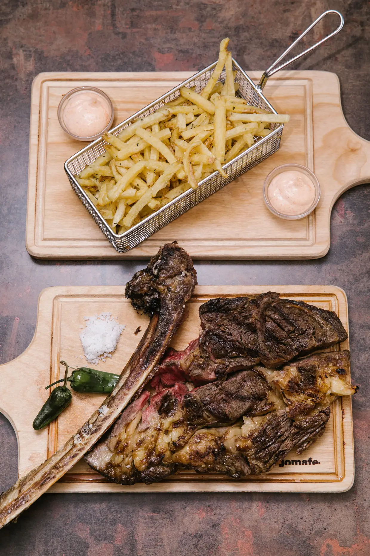 A carne maturada tomahawk é um prato ideal para duas pessoas partilharem à mesa