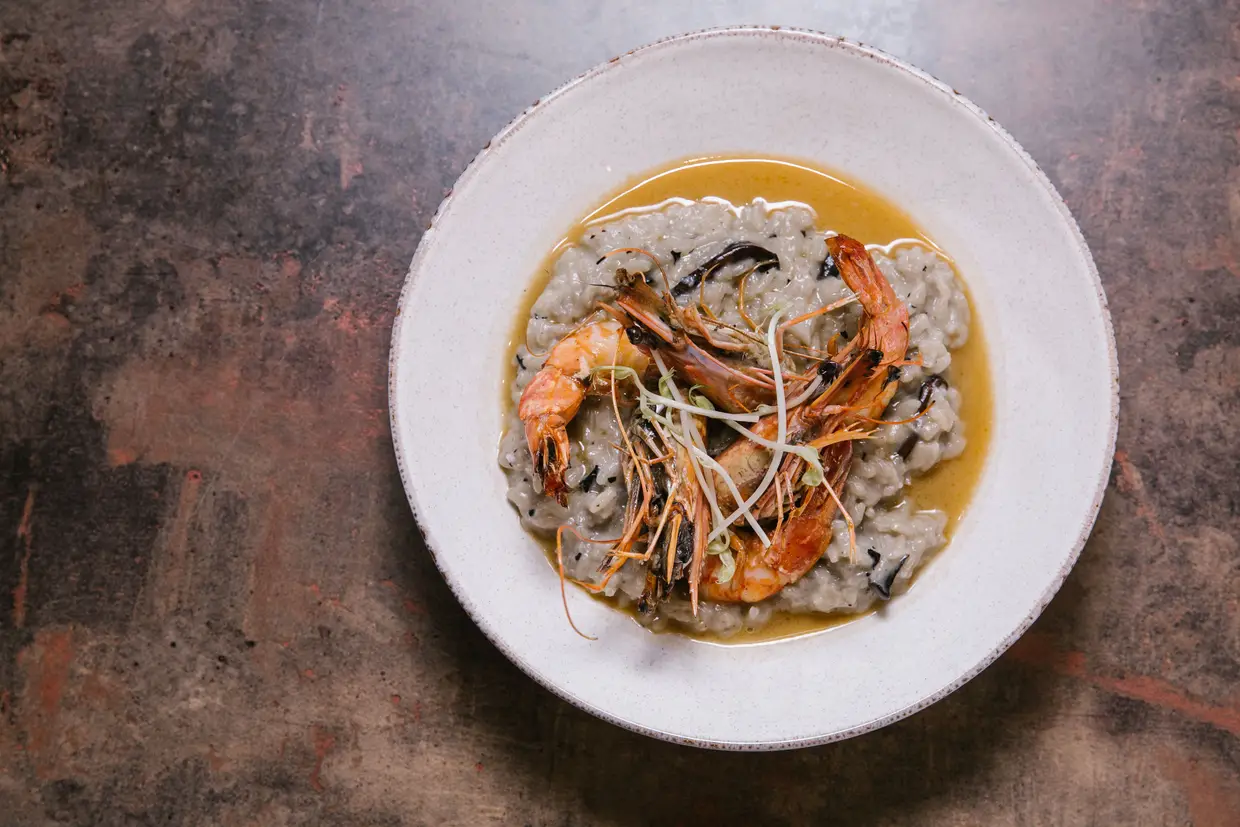 Camarão em Itália, um risoto com camarão, cogumelos e espargos-do-mar