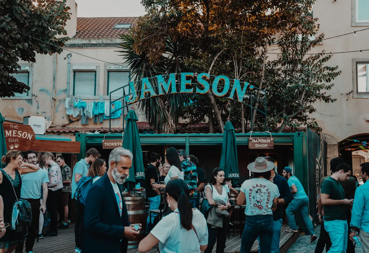 O Jameson Village fica junto à entrada da LX Factory, em Alcântara, Lisboa. De um lado, o bar e a bilheteira. Do outro, a barbearia, a loja com produtos oficiais da Jameson e, claro, a destilaria