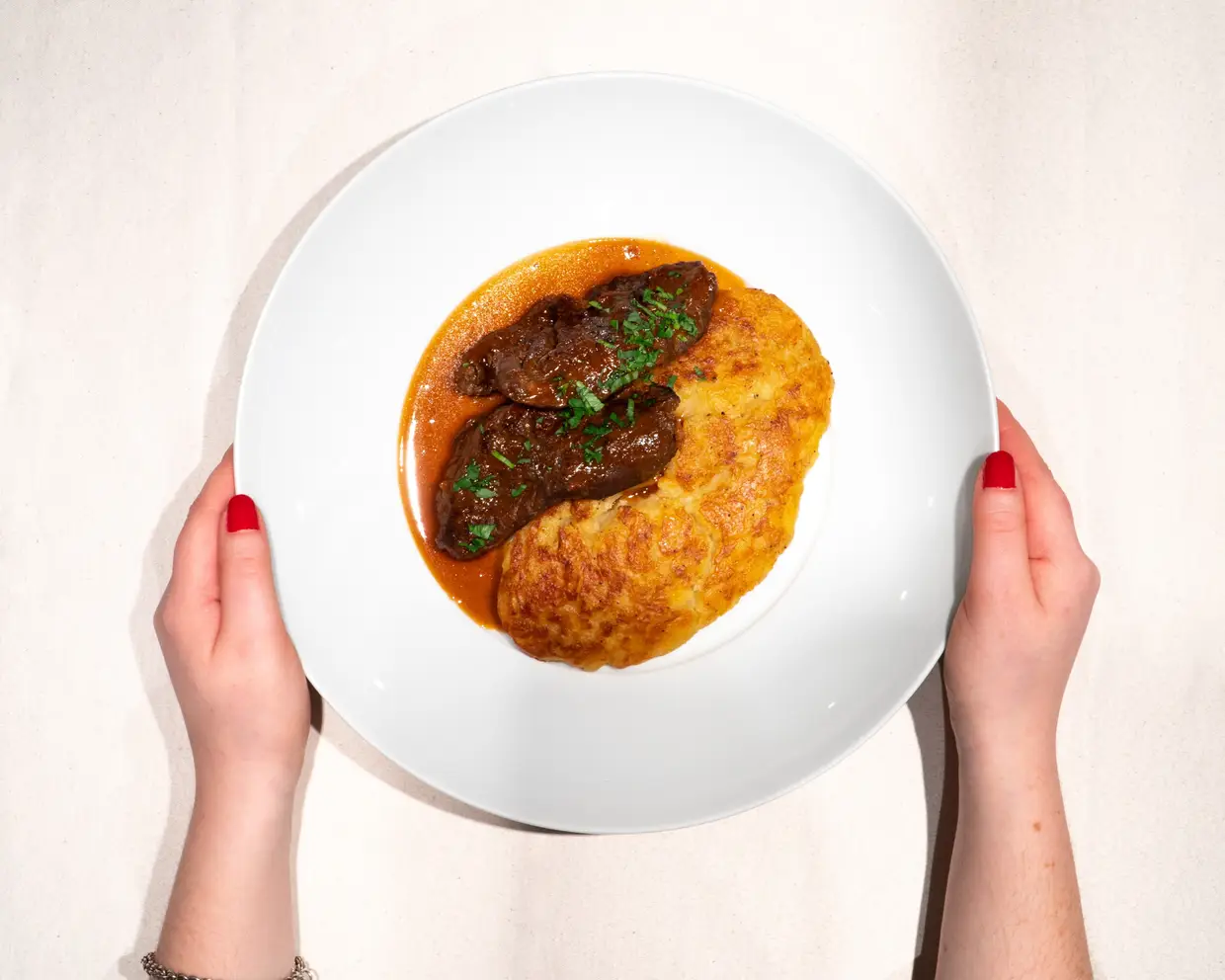 Bochechas de porco preto com esmagada de batata