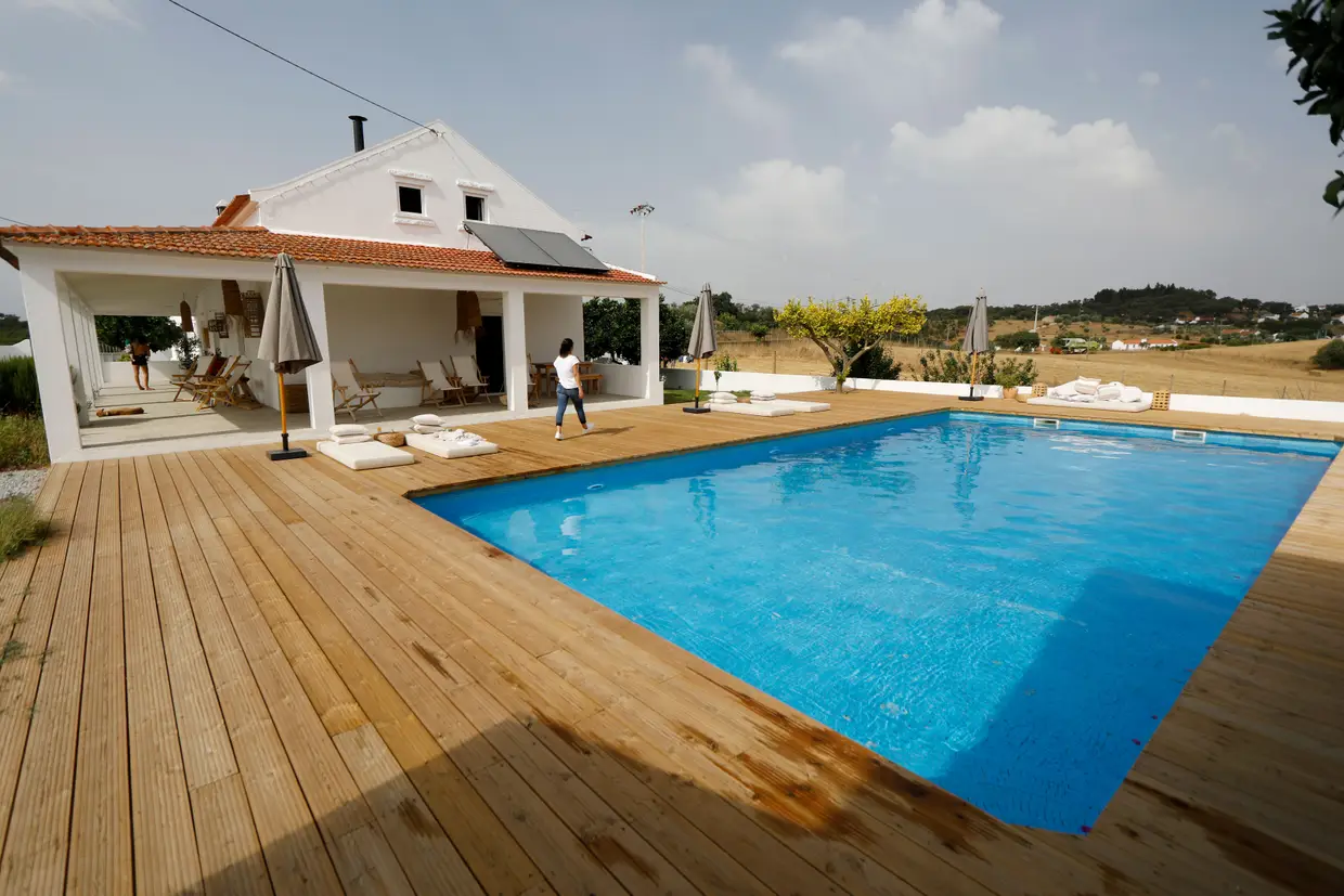 A piscina é o lugar perfeito para absorver todo o sossego que paira nesta herdade alentejana de 118 hectares