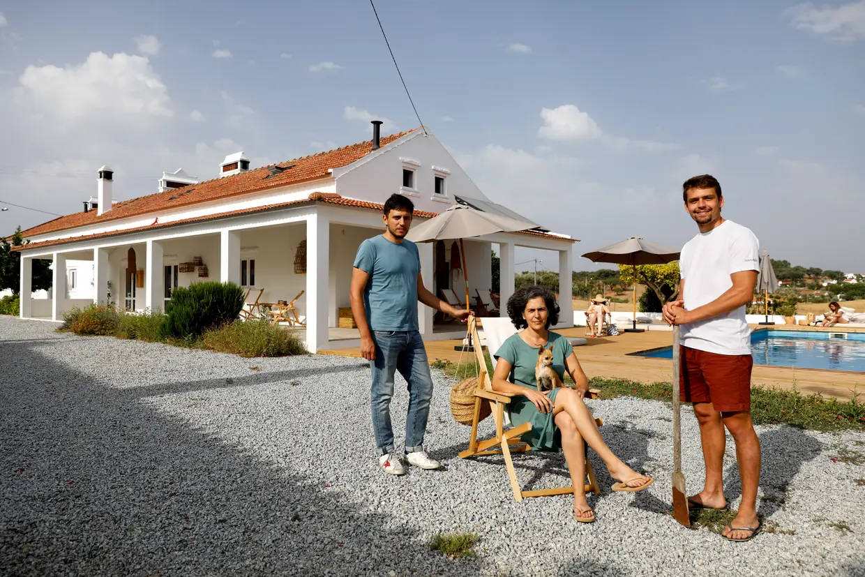 Catarina Francês herdou esta casa de família. Agora que está aberta a hóspedes, ajudam-na o amigo Fernando Oliveira e o filho João, que estudou turismo na Suíça