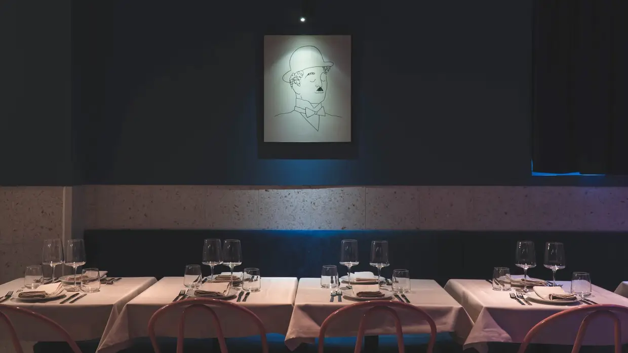 Surgido numa antiga padaria e fábrica de pão, o Lapo inclui a Sala Provador, onde está montado o restaurante com carta assinada pelo chefe João Pronto