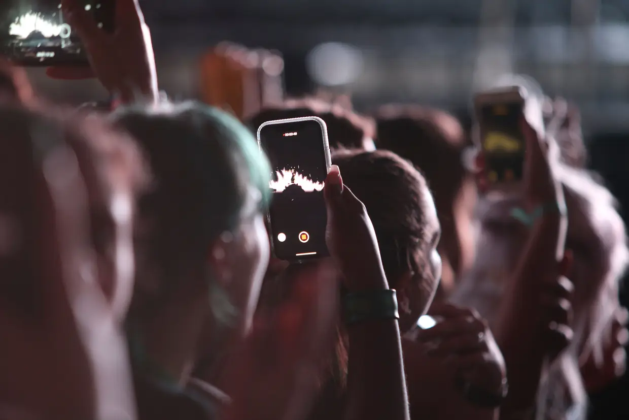 A plateia que se juntou para ver a cantora-compositora americana no Altice Arena era maioritariamente jovem: muitos grupos de rapazes e raparigas adolescentes...