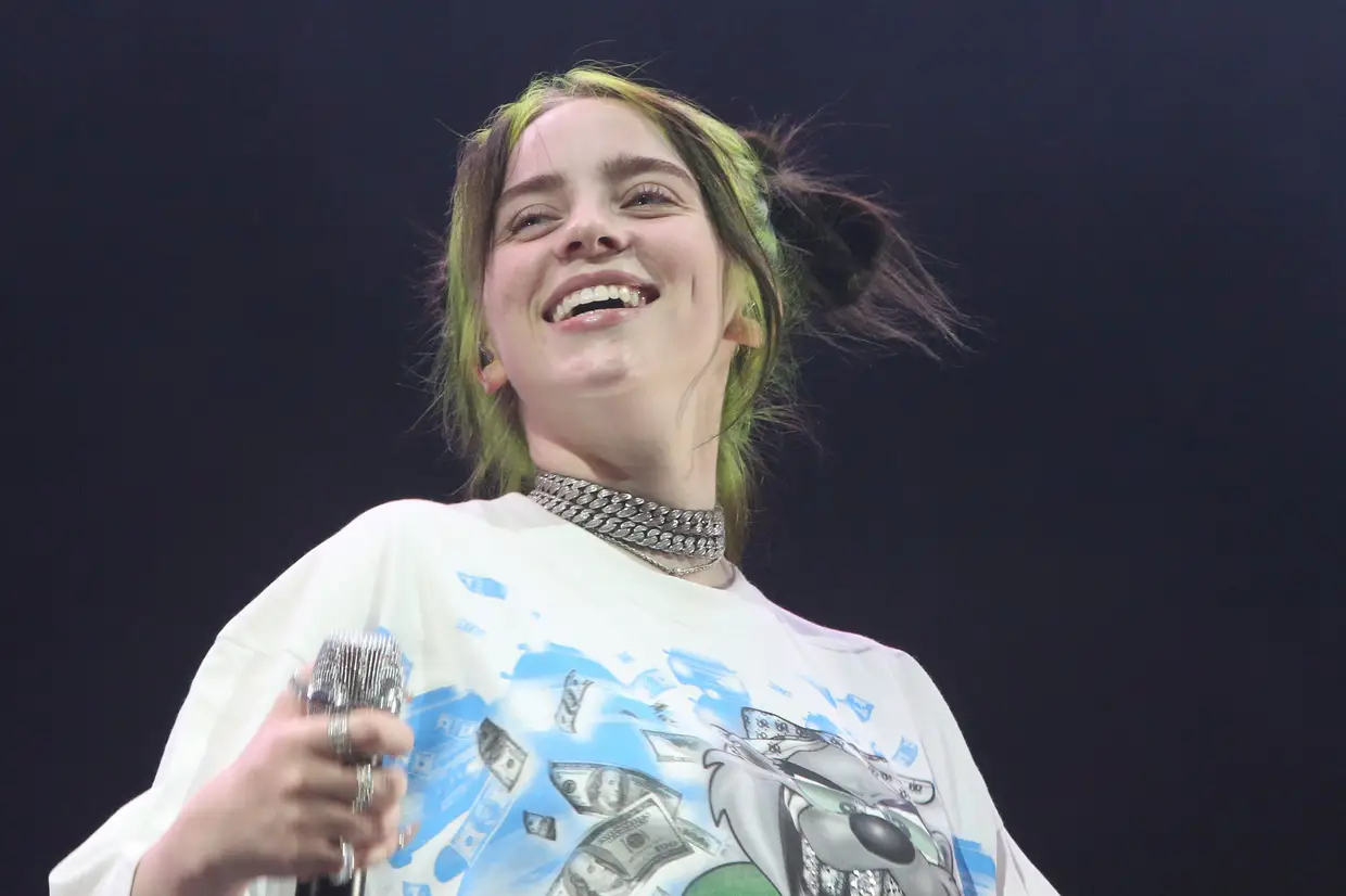 Billie tem um estilo descontraído e sombrio, mas usa muitas cores e o cabelo verde. Em palco, não há grupos de bailarinos, trocas de roupas, luzes ou adereços