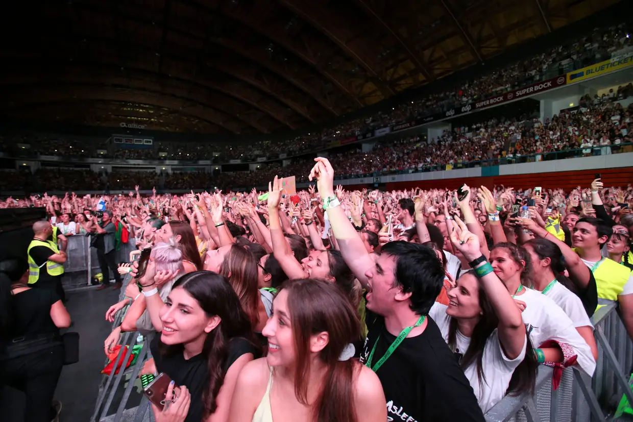 O público esteve eufórico durante todo o concerto e às vezes era difícil ouvir a voz da cantora. Mas foi ela quem pediu a energia, certo?