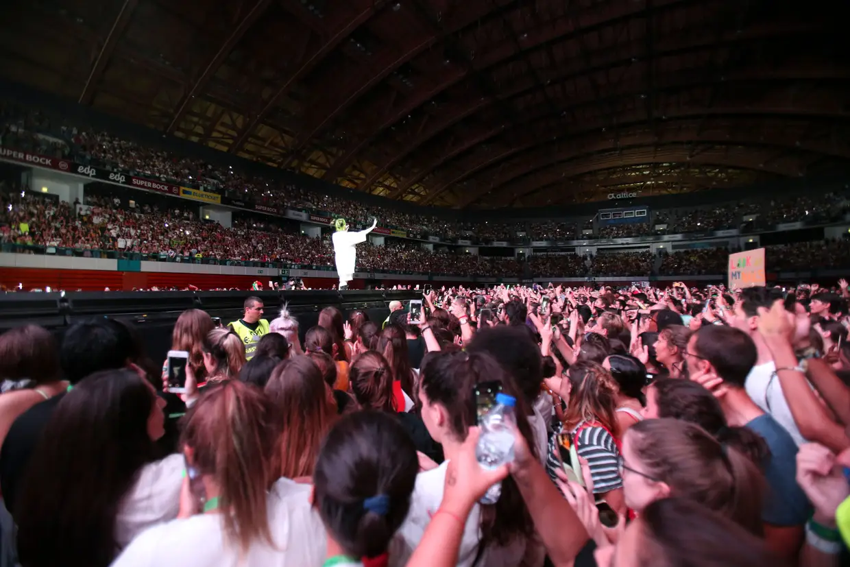 Mais para cima, nos balcões, muitas crianças pequenas com os pais. Lá, a VISÃO Júnior falou com Lara Coelho (11 anos), Santo Tirso: «Ouvi a Billie Eilish pela primeira vez no youtube. Nunca tinha vindo a um concerto!»