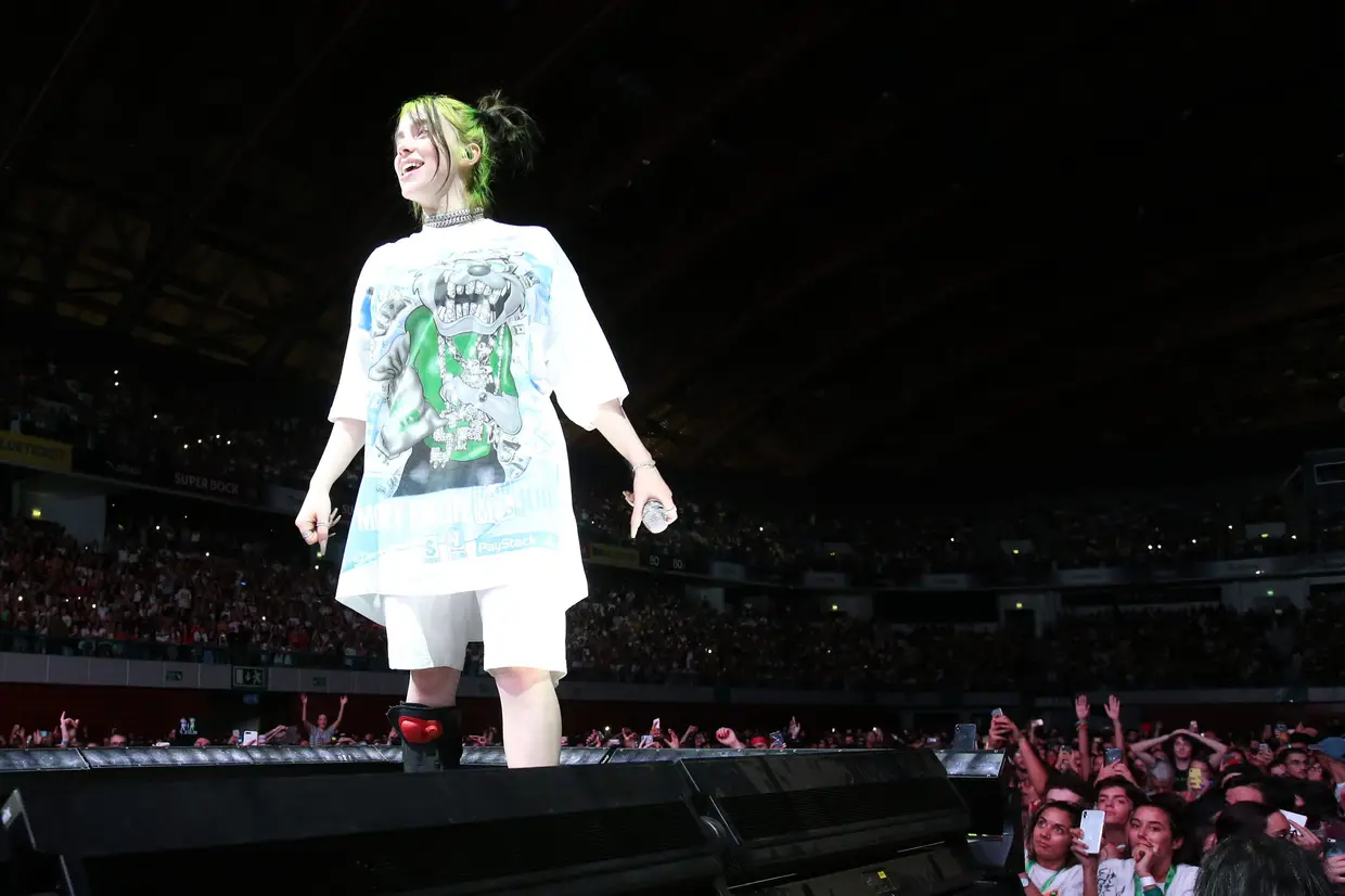 Billie Eilish entrou em palco e, mesmo com os tornozelos magoados, foi a correr para junto dos fãs. Explicou o que lhe tinha acontecido e pediu energia ao público