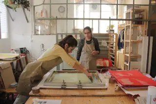 A serigrafia é uma as artes que se ensina na Fica - Oficina Criativa, na Lx Factory, em Lisboa