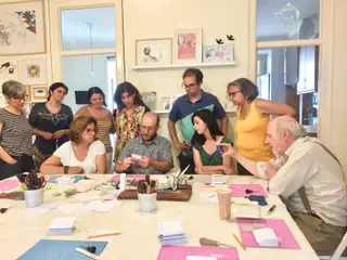 Na Casa Nic e Inês, em Lisboa, dão-se workshops sobre várias técnicas de encadernação