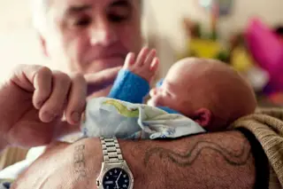 Um homem pode ser pai até (muito) tarde. Mas...