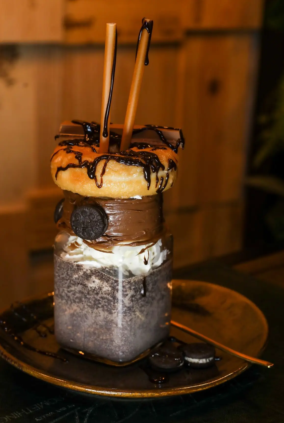 Também as sobremesas e freak shakes são gulosos, como este Chocolate Monster (gelado de baunilha, leite, nutella, Kitkat, oreo, chantilly e donut)