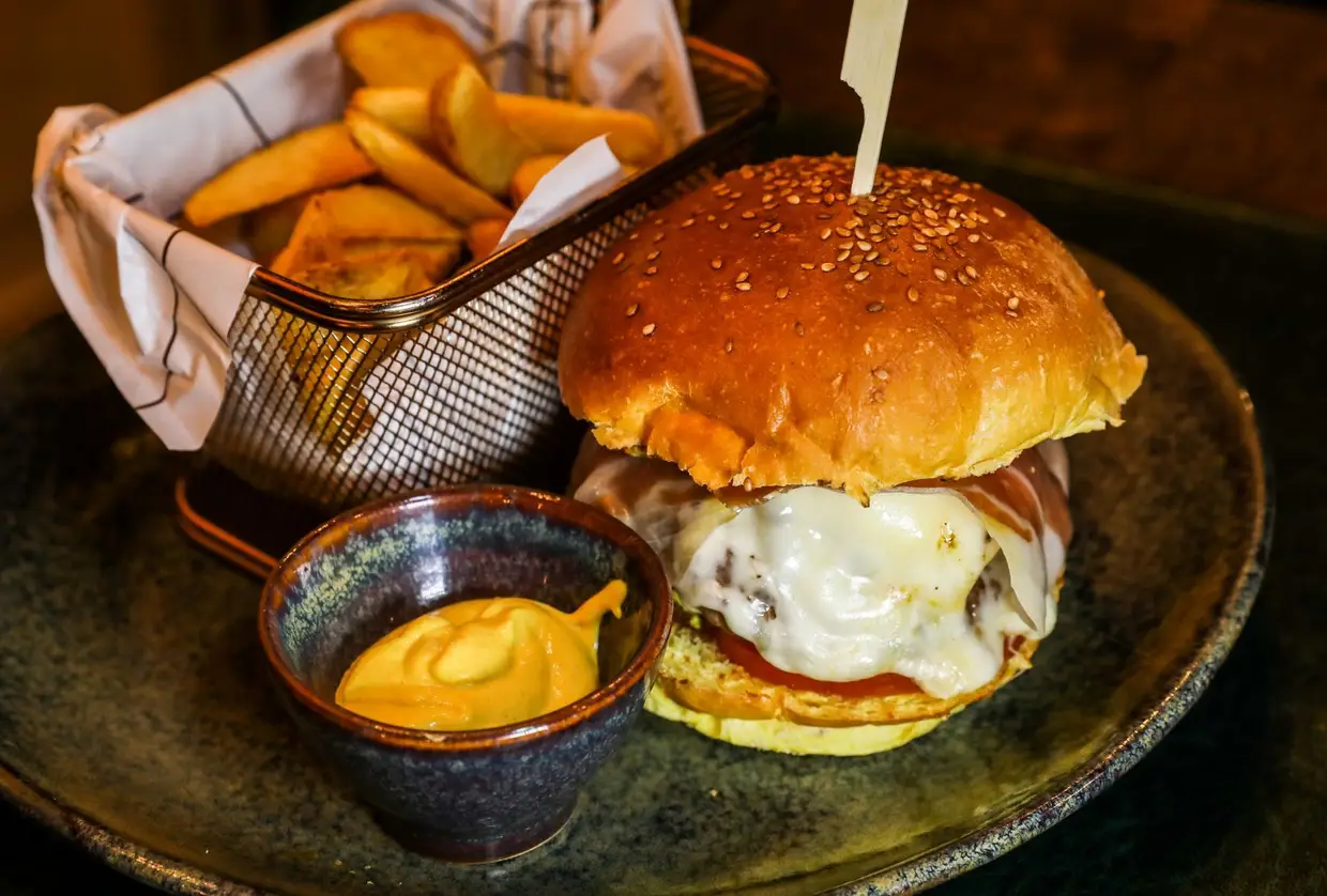 O hambúrguer em pão brioche leva queijo amanteigado da vizinha Lacticínios das Marinhas