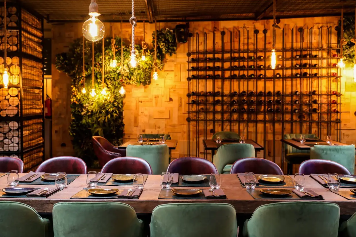 O Attytude tem duas salas generosas (com mais de 400 metros quadrados), onde se destacam as madeiras, um ecrâ de quatro metros e uma mesa de DJ. O restaurante pertence ao Grupo Sky Valley, que tem na cidade um restaurante de sushi