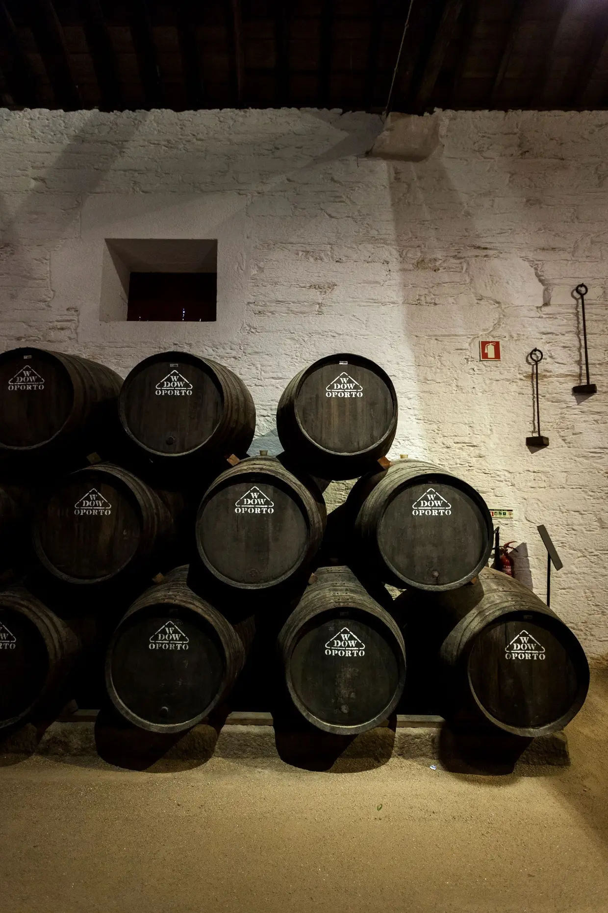 A visita à Quinta do Bomfim passa pela adega com lagar robótico e pela antiga cave, construída em 1896