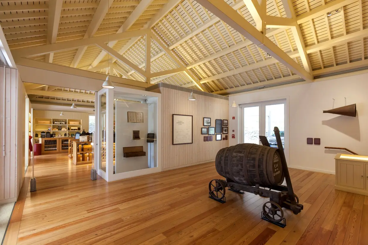 Na loja vendem-se os produtos das quatro casas históricas de vinho do Porto que compõem o grupo Symington: Graham’s, Dow’s, Warre’s e Cockburn’s