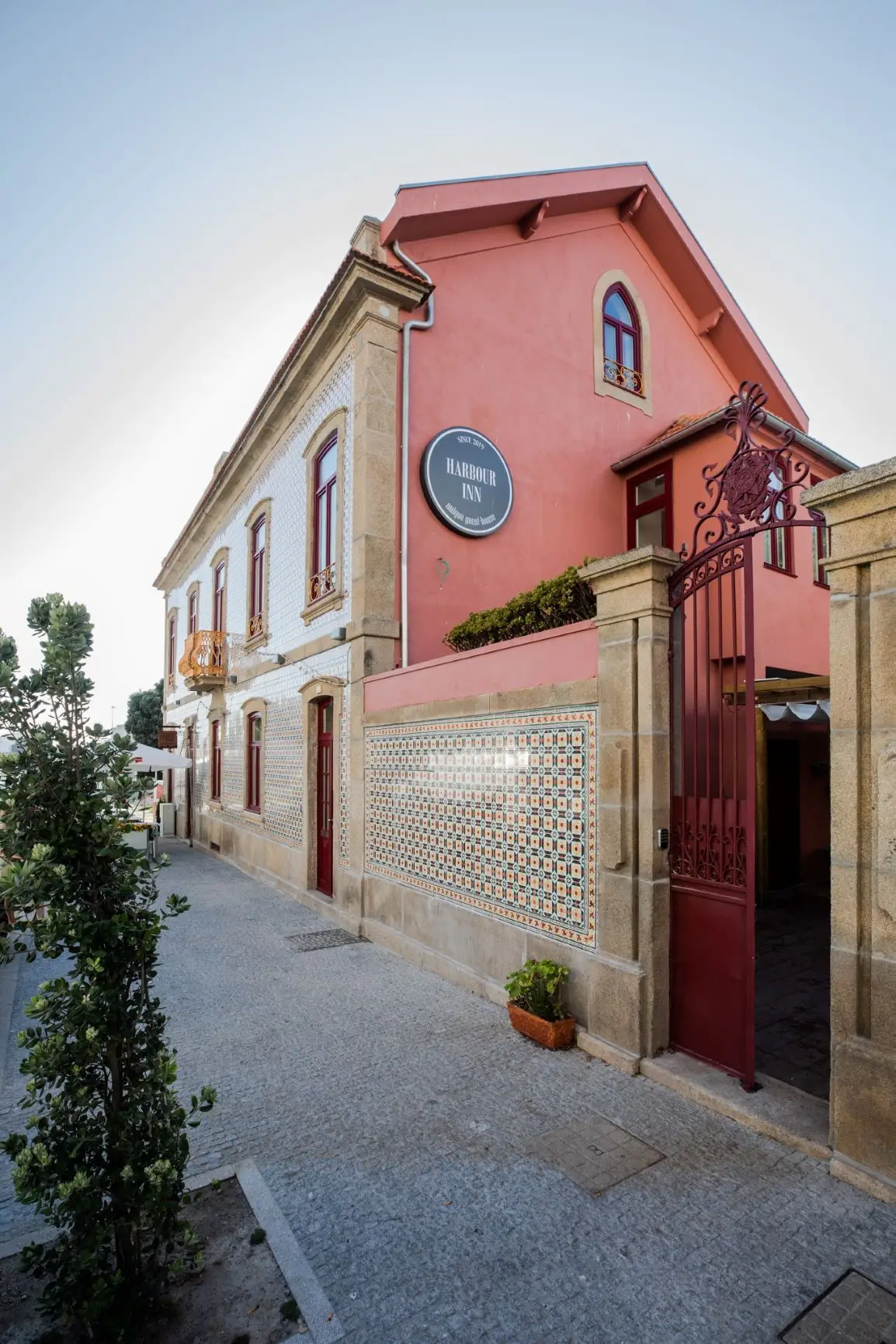 Fica junto à praia de Matosinhos e ao terminal de cruzeiros de Leixões esta casa de família transformada em guest house