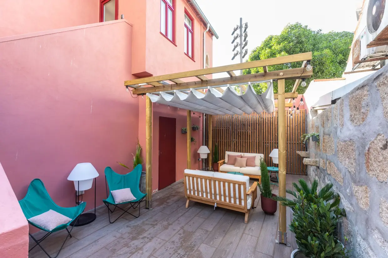 O terraço/lounge no exterior convida à leitura