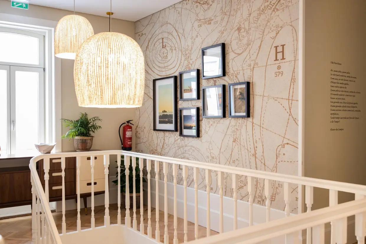Há fotografias de Mário Azevedo (Shi Studio) a decorarem toda a casa