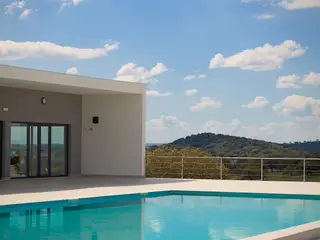 "O hotel foi integrado no meio das árvores já existentes de forma a protegermos o território”, conta António Delgado, proprietário da Herdade dos Delgados, que se estende por dez hectares