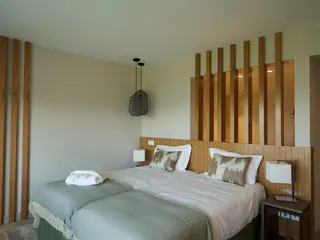 Os quartos foram decorados em tons terra com alguns apontamentos de cor, do azul ao verde. Qualquer que seja a localização, têm sempre varanda para se poder apreciar a vista