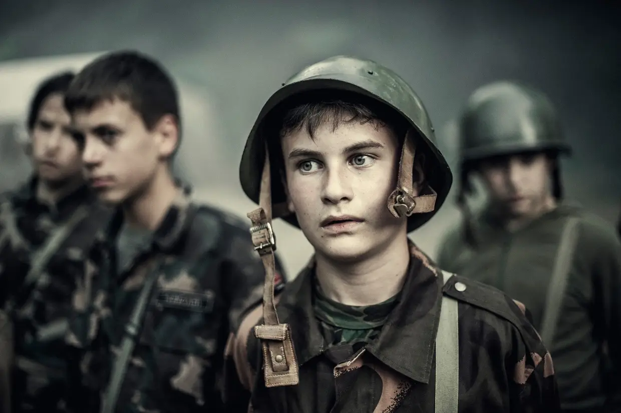 Oriol Segon Torra fotografou, na Hungria, um acampamento militar de verão para crianças e adolescentes