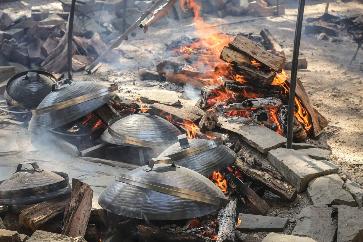 Cozinhar lentamente com fogo, lenha e fumo, como nos tempos ancestrais, é um dos objetivos