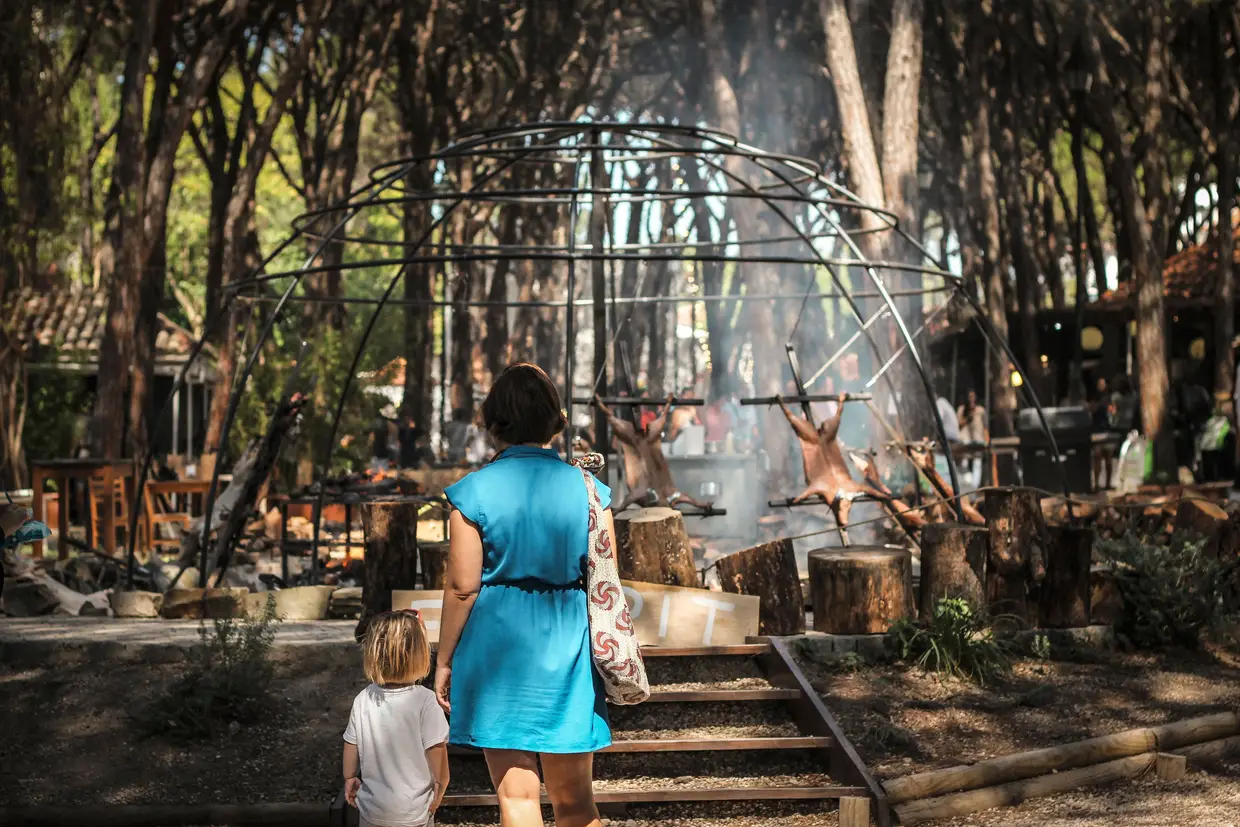 Os 10 chefes convidados cozinham ao ar livre, à frente dos visitantes
