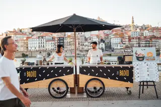 Cláudia Torres e José Figueiredo no "escritório" da Zé Badio, instalado na marginal de Gaia, junto às caves de vinho do Porto