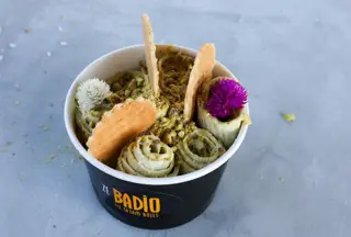 Badio de pistácio salgado, de base vegan, com sal rosa dos himalaias, topping de pistácios triturados e perfume de primavera