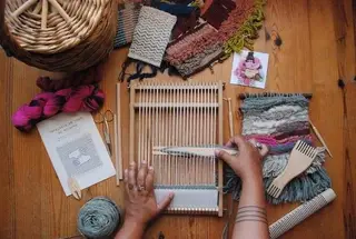 Vânia Oliveira, da Two Hands Textile Studio, dá workshops de tapeçaria em tear de moldura