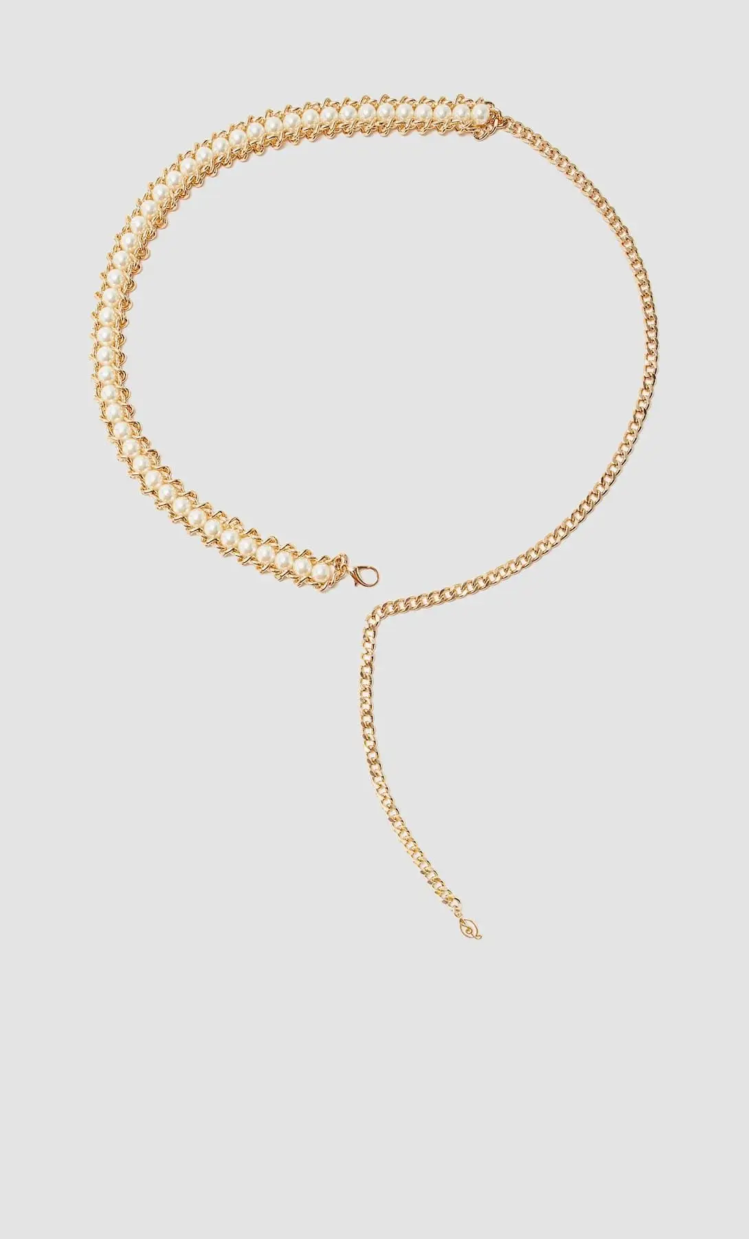 Com corrente e pérolas, Stradivarius, €7,99