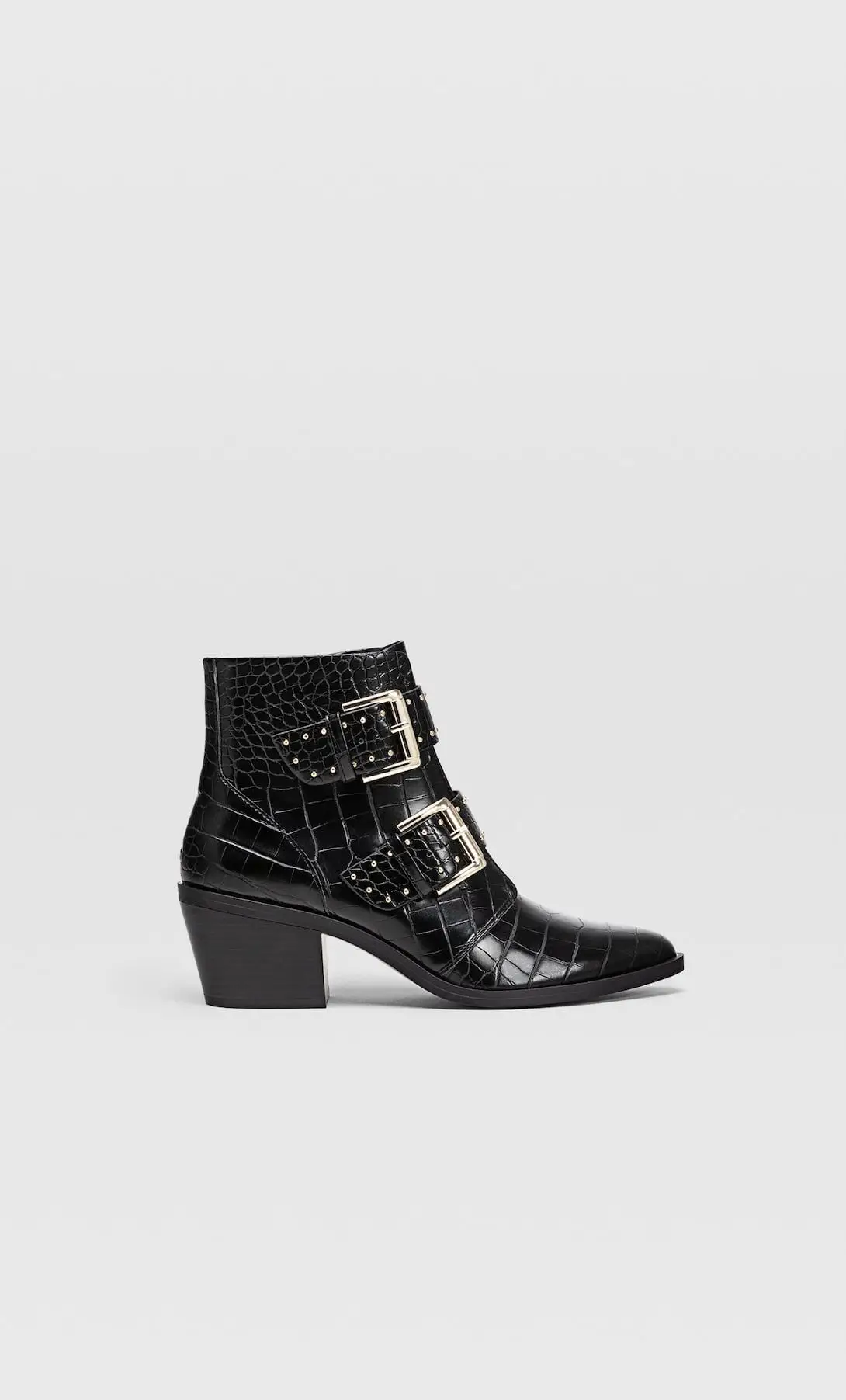 Com pele gravada e fivelas, Stradivarius, €35,99