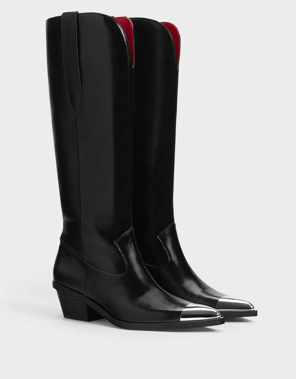 De cano alto com ponta metalizada, Bershka, €59,99